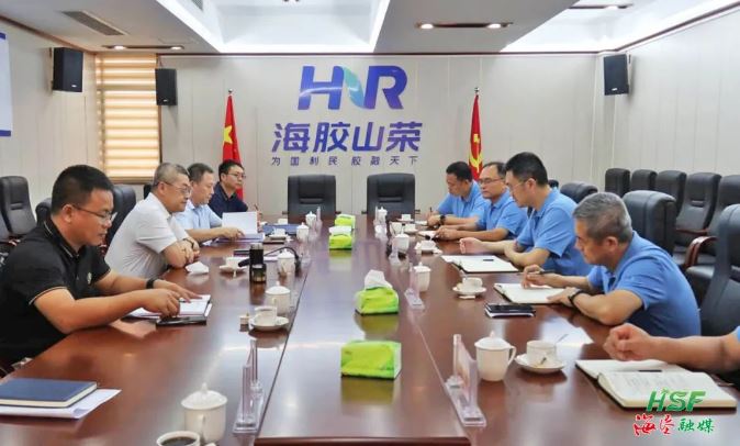 艾軼倫在海南橡膠山榮分公司座談。